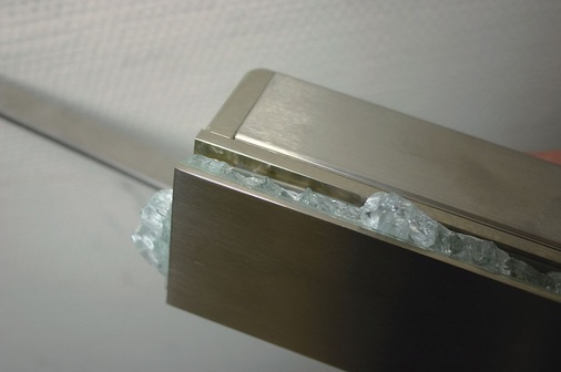 Bild 5: Ansicht der an einer Ecke des Glastürschuhs auf ca. 5 mm Tiefe fehlenden Schutzfolie