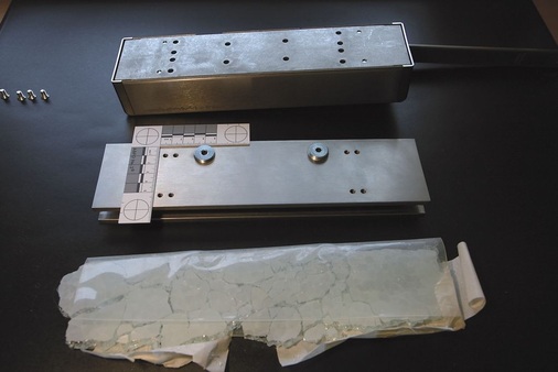 Bild 6: Ansicht des am Obentürschließer befestigten Glastürschuhs mit 2 Klemmschrauben