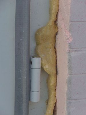 PU-Verunreinigung: Der Schutz von fertigen Oberflächen vor Verschmutzung durch überquellendes PU-Material wird als Nebenleistung verlangt