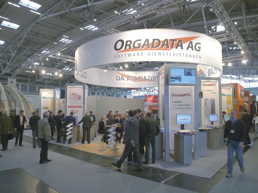 An zahlreichen einladenden Messeständen …