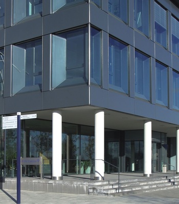 Fassade nach dem Kastenfenster- Prinzip (SAP- Gebäude in der Hamburger Hafencity von Spengler Wiescholek Architekten, 2003)