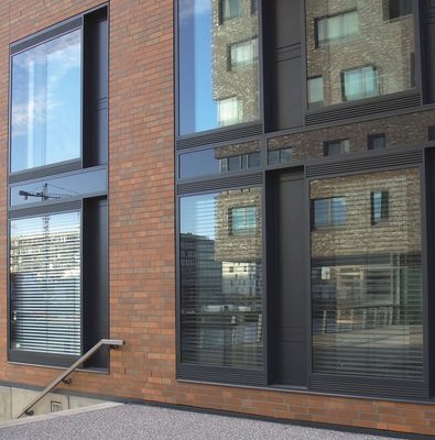 Kastenfensterelemente mit Isolierverglasung innen und hinterlüfteter Außenscheibe (Hafencity Hamburg, Böge- Lindner Architekten, 2005)