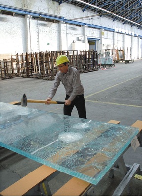 Projektleiter Ulrich Hermens von Kinon Porz bei der Zerstörung eines original Skywalk Glasbodenelementes. - © SGG/Christoph Seelbach
