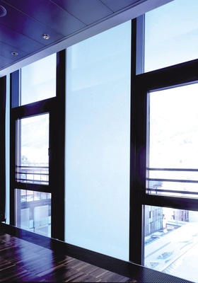 Tageslichtsysteme steuern den Lichteinfall der Sonne und sorgen für angenehmes, diffuses Licht — Kunstlicht bleibt länger aus, Verschattungsanlagen sind nur selten notwendig