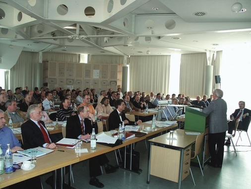 Der große Lehrsaal der Fensterakademie war bis zum letzten Platz gefüllt