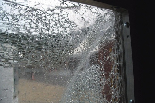 Die Sicherheitsfolie hält die Glassplitter zusammen