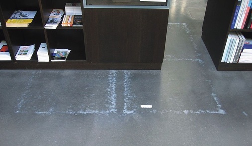 Bild 3: Spuren des Tauwassers auf dem Magnesia-Estrich der Aus­stellungshalle