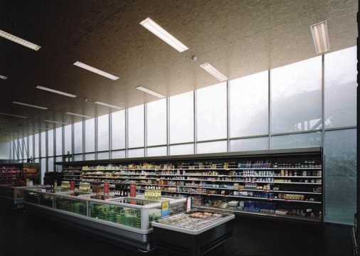 Bild 10: M-Preis, Wattens als Beispiel einer lichtstreuenden Fassade mit “Kapipane“-Einlage.
