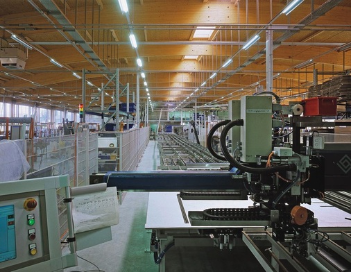 Die 41 Meter breite Produktionshalle konnte stützenlos ausgeführt werden und bietet maximale Flexibilität