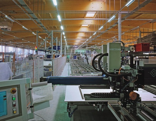 Die 41 Meter breite Produktionshalle konnte stützenlos ausgeführt werden und bietet maximale Flexibilität