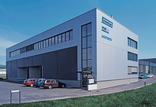Das 2006 in Betrieb genommene Büro- und Fabrikationsgebäude ist funktional und entspricht dem schweizerischen Minergie-Label für energieeffiziente Bauten