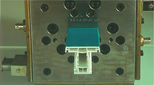 Farbiges Profil beim Austritt aus der Co-Extrusionsanlage.