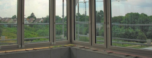 Die Montageschienen wurden in regelmäßigen Abständen von 40—50 cm auf die untere Fensterlaibung gesetzt