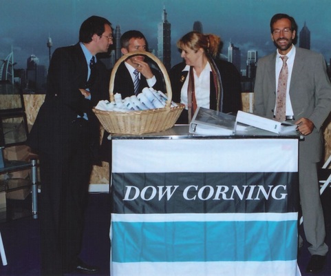 Bei der feierlichen Enthüllung der Prinzessin-Elisabeth-Station war auch DowCorning mit einem eigenen ­Stand vertreten.