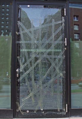 (6) Der Ausgangspunkt des Bruches — hier der Türknauf — ist bei ESG in der Regel durch den strahlenförmigen Verlauf zu erkennen