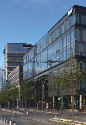 (8) Zwei Gebäude der Hafen City Hamburg, die einen hohen Anteil an Kastenfenster — Elementen in den Fassaden enthalten. Die Gebäude sind in den Erdgeschossen und den Eingangsbereichen aus Gründen einer maximalen Transparenz nicht gegen Vandalismus geschützt