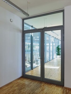 Der interne Erschließungsflur im Obergeschoss ist Teil des Flucht- und Rettungsweges. Er ist daher durch eine F 30-Festverglasung von dem angrenzenden zweigeschossigen Luftraum des Backzentrums abgetrennt.