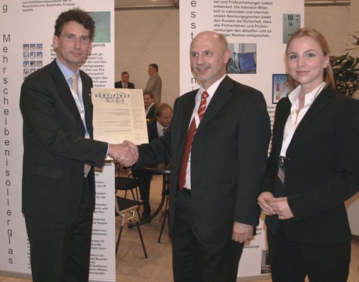 Lisa Kraft-Scheiderer und Norbert Scheiderer konnten nach ­intensiver Vorarbeit endlich das Zertifikat für den Schweißeckver­binder vom Prüfstellenleiter des ift, Andreas Matschi (l.) entgegennehmen.