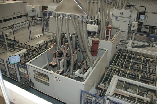 Weinig Unirex 2000 von oben. Innerhalb der Anlage werden von zwei baugleichen Maschinen sämtliche Bohrarbeiten ausgeführt.