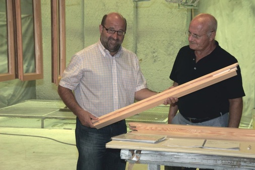 Johann Kerschdörfer (l.) prüft die ­Qualität der bearbeiteten Fensterkanteln. Peter Baumann (r.) ist für das Marketing des Fensterherstellers ­verantwortlich.