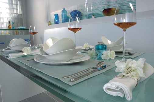 Ob als Tische, Vitrinen oder Wandverkleidung, durch gestaltete Gläser lassen sich Möbel und selbst ganze Innenräume in hochwertige und phantasievolle Objekte verwandeln.