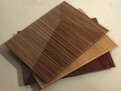 Holz oder Glas? Laminierte Gläser mit Schichtstoffen zwischen oder hinter Glas bilden einen transparenten, kratzfesten Verbund.