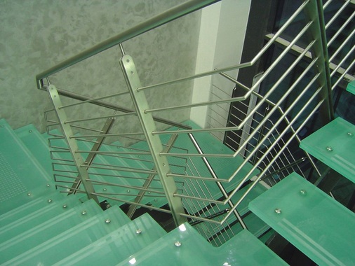 Die Swissstep-Glastreppe von Glas Trösch im Floatglaswerk Osterweddingen ist ein gläserner Blickfang.