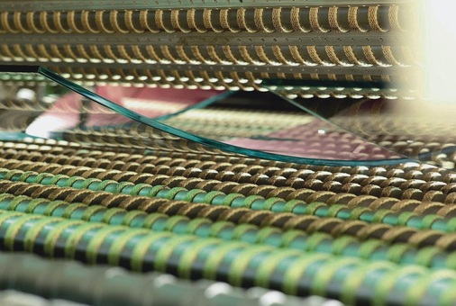 Gebogenes Glas unter dem Produktnamen Glasid Curve zählt zu den Spezialitäten von Glasid. Erst kürzlich hat das Unternehmen in vier neue ESG-Biegeöfen investiert und kann so gebogene, großformatige Gläser bis zu einer Größe von 2440 x 5000mm für Innen- und Aussenanwendungen herstellen.