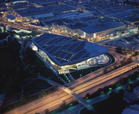 Die neue BMW Welt in München wird von einem schwebenden Dach beherrst, wie die Luftauf­nahme zeigt. - © BMW
