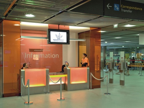 Gerade und gebogene Sicherheitsgläser mit bunten PVB-Zwischenlagen wurden im neuen Terminal nicht nur gewählt, um mit ihrem ansprechenden Design die Hallen zu verschönern, sondern sie helfen auch den Passagieren sich leichter zu orientieren.