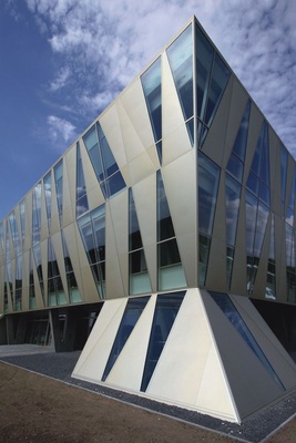 Der neue Hauptsitz des dänischen Unternehmens NRGi hat Vorbildfunktion in punkto Energieeffizienz. Die Fassadekonstruktion basiert auf dem System Wictec 50 von Hydro Building Systems. - © Thomas Molvig
