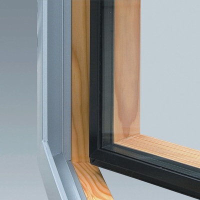 Das Fiberwood Fenster mit verklebter, ­statisch tragender Glasscheibe, kombiniert bei den Rahmenmaterialien Holz mit glasfaserverstärktem Kunststoff (GFK).