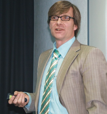 Dr. Werner Jager, Technischer Direktor Hydro Building Systems, stellte Ende 2007 das neue Beschichtungsverfahren der Fachpresse vor