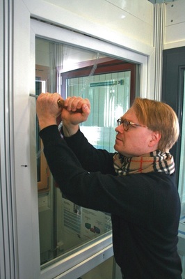 Unter Polizei-Aufsicht machte sich GLASWELT-Chefredakteur Matthias Rehberger ein Bild davon, wie schnell man mit einem Schraubenzieher ein Fenster ohne Sicherheitsausstattung aufbrechen kann.