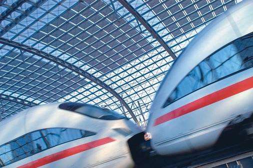 Solarfassaden vereinen verschiedene Funktionen. Sie dienen dem Gebäudeschutz ebenso wie der Energiegewinnung und der Verschattung. Smarte Gebäude mit Photovoltaik-Generatoren zählen zur Vision einer sicheren und dezentralen Energieversorgung mit einem Minimum an Umweltbelastung.