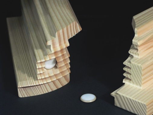 Transponder als Speichermedium im FensterbauMit der Unterstützung der Transpondertechnologie lässt sich die Fensterfertigung weiter rationalisieren, denn die kleinen Chips können nicht nur Statusdaten speichern, sondern auch abgeben und so Einfluss auf den Produktionslauf nehmen.