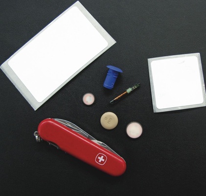 So sehen Transponder ausMan kann sie als Etiketten aufgekleben oder wie Dübel einbohren oder als kleine Scheiben in einem Schlitz oder einer Bohrung versenken.