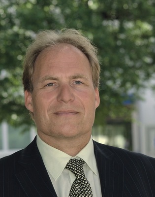 Ulrich Sieberath, Leiter des ift Rosenheim:<br />„Die Glasbranche mit innovativen Firmen und Produkten hat schon häufig die Fenster- und Fassadenbranche technologisch nach vorne gebracht. Deshalb freuen wir uns über die übersichtlichen und strukturierten Informationen in der neuen GLASWELT-Rubrik „Fenster und Fassade.“