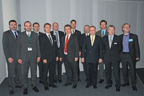 Eine starke Mannschaft: Die Referenten der Tagung "Verkleben im Fensterbau" zusammen mit der GLASWELT-Redaktion (D. Mund 2 v. rechts, M. Rehberger r.).