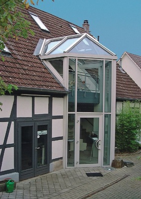 Anforderungen entsprechenBesonders im Wintergartenbau sind die Anforderungen der EnEV an die energetische Qualität der eingesetzten Materialien ein zentrales Thema.