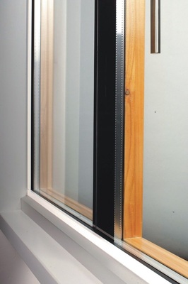 Alles ist drinTopWinFenster in der „Trend“ ­Ausführung (Ganzglas-Ansicht von außen mit Holz naturlackiert).