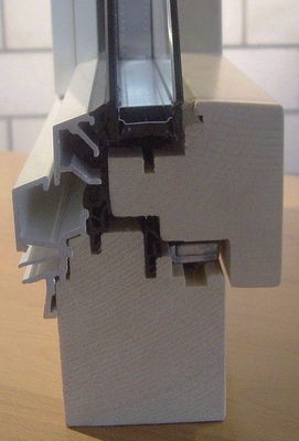 Sirius FenstersystemDurch das Profil wird der Flügel in den Rahmen integriert, was den Lichteinfall stark erhöht.