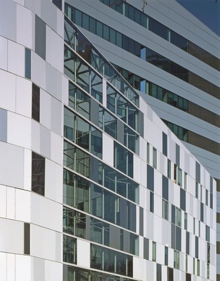 Glasfassaden liegen nach wie vor im TrendAber der Sonnenschutz muss gewährleistet sein.