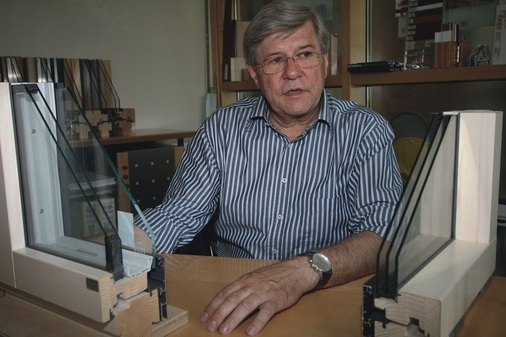 Tüfteln ist seine Stärke<br />Josef Rauh, mit den von ihm entwickelten Fenstersystemen TRI-Star-K (li.) und Slim-Line, beide in Holz-Aluminium