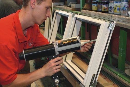 Manuelle KlebetechnikDie Fenster werden mit Sika-Fast manuell verklebt.