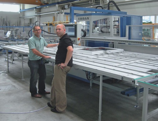 Technik und TraditionBei ihren Fenstern setzen Geschäftsführer Markus Walter ­ (li.) und Betriebsleiter Herbert Höß auf höchste Qualität und in der Produktion auf die Schnelligkeit der SV 530/4-B.