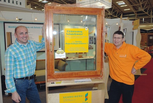 Ausgezeichnetes ProduktDas „Fenster mit Schirmwirkung bei elektromagnetischen Wellen“ wurde 2008 mit dem Bayerischen Staatspreis für besondere technische Leistung im Handwerk ausgezeichnet. Im Bild: Gunter Ziegelmeier (r.) und sein Mitarbeiter Felix Seiler.