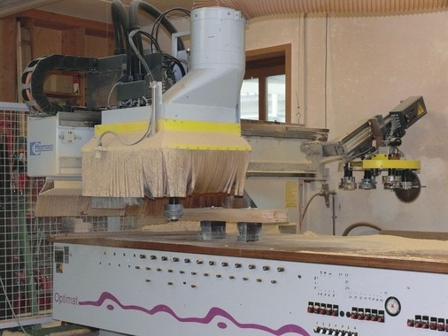 Anlage mit PotenzialBereits 2000 wurde das Bearbeitungszentrum BOF 31 zusätzlich mit einem CAD/CAM-System zur Konstruktionsplanung und Programmierung sowie mit Werkzeugsätzen für IV 68- und IV 88-Holz- und Holz-Alufensterssysteme aufgerüstet.