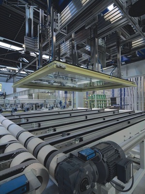 Glaskleben beim Schweizer Hersteller Baumgartner<br />Für 2008 plant das Unternehmen, über 50000 Fenster, zum Großteil mit eingeklebten Isoliergläsern, zu fertigen