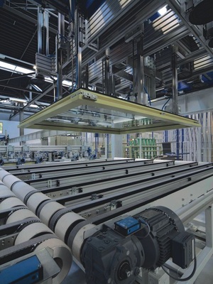 Glaskleben beim Schweizer Hersteller BaumgartnerFür 2008 plant das Unternehmen, über 50000 Fenster, zum Großteil mit eingeklebten Isoliergläsern, zu fertigen
